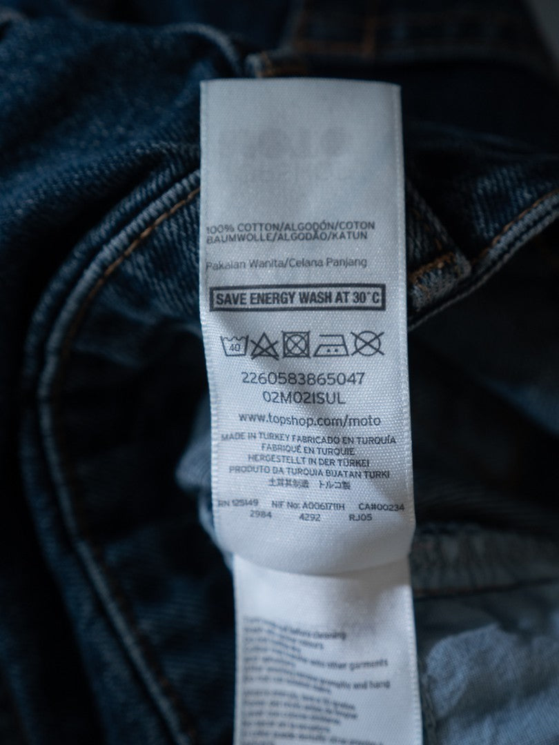 Topshop blue mom jeans with four pockets and belt loops, 100% cotton.