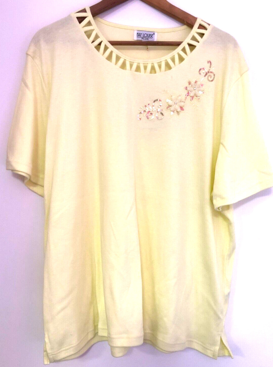 Fay Louise yellow casual t-shirt with embroidered flowers and sequin details, round neck.
