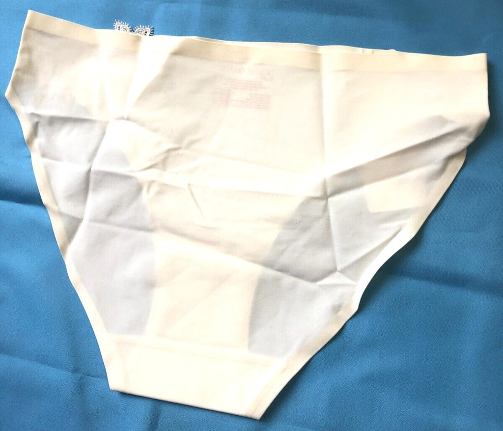 Simone Pérèle white briefs mid-rise with butterfly detail on side waistband.