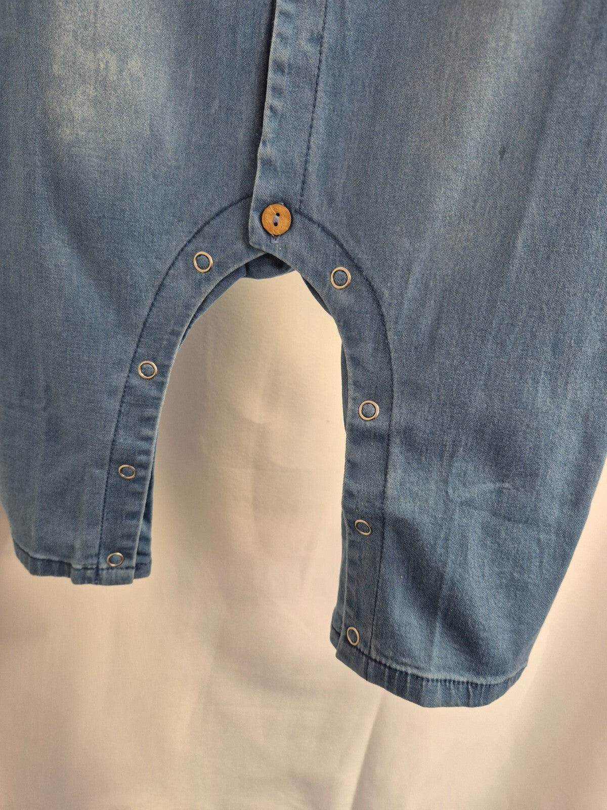 Lingxibeier blue denim jumpsuit with giraffe pattern, long sleeves, and front pockets.