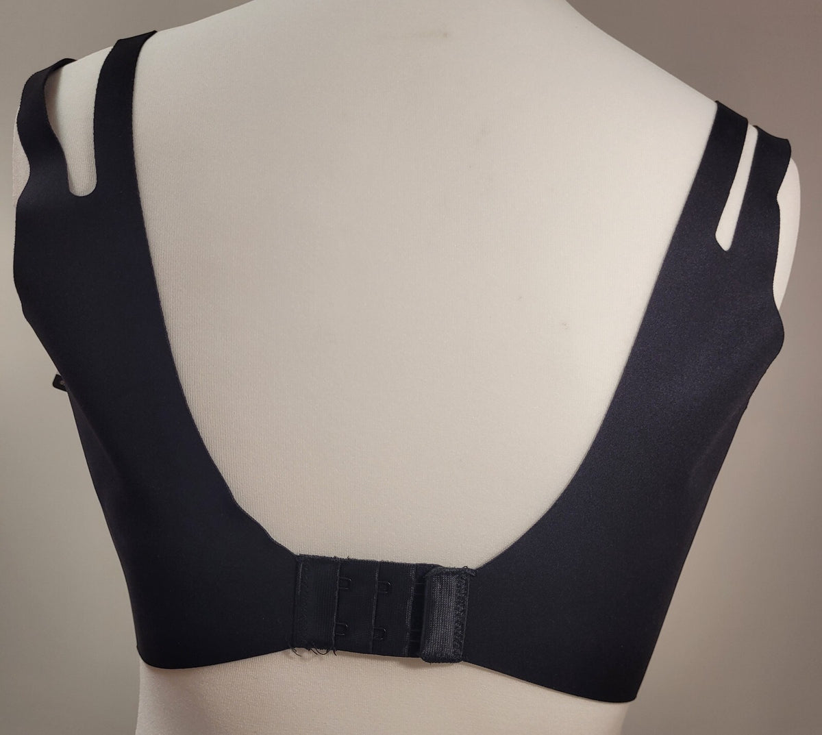 Sports Bra Small UK8/10 Black Seamless Padded by INOC IN NEED OF CHALLENGE NWT