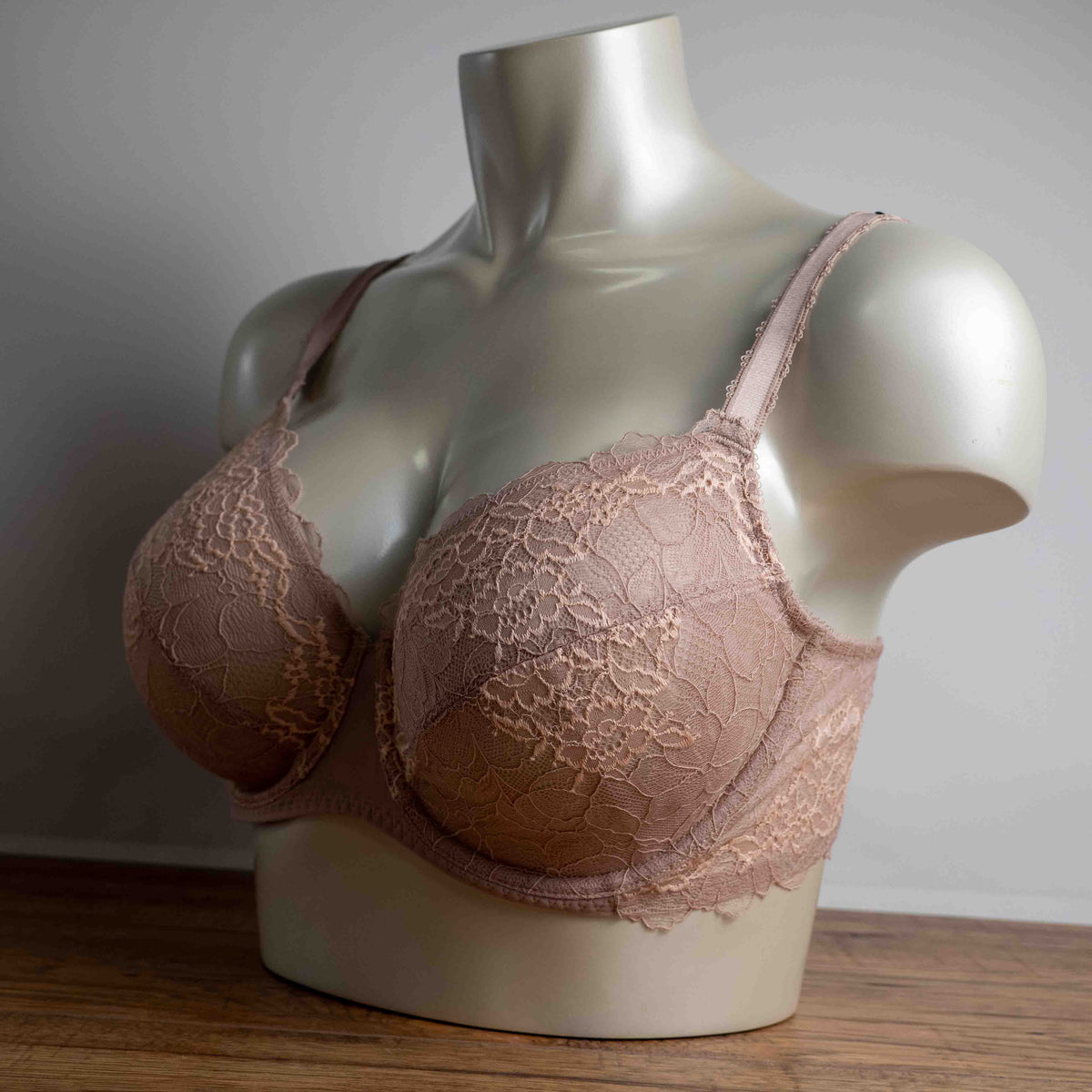 Wacoal dusty pink underwired bra with delicate lace detailing and adjustable straps.