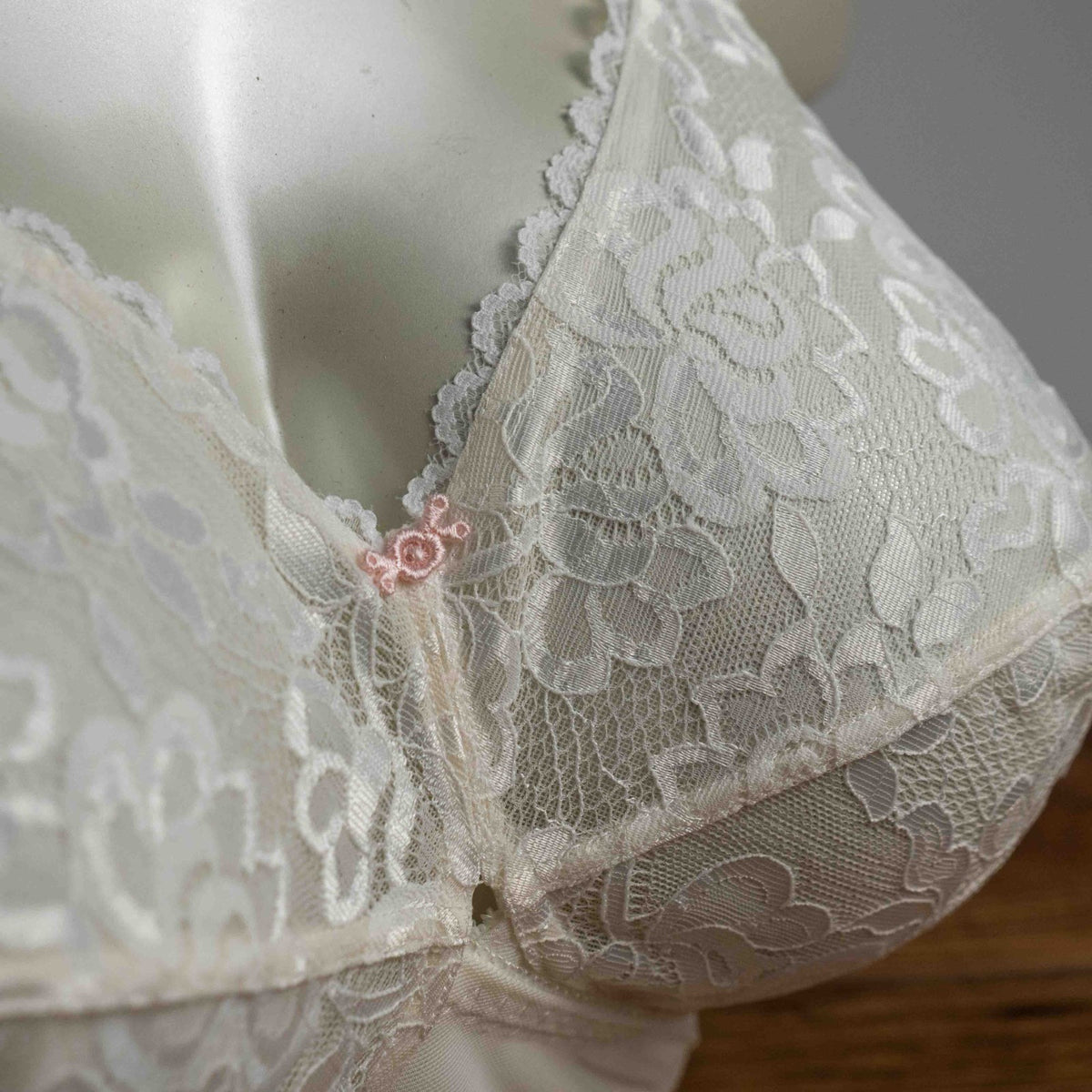 Berlei Solutions White Floral Non Padded Side Wired 42C Bra New In Box