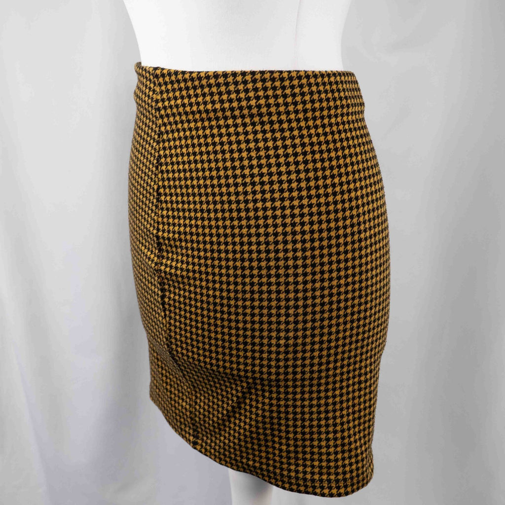 New Look Gold and Black Check Style Pattern 8 Mini Skirt Pre-Owned